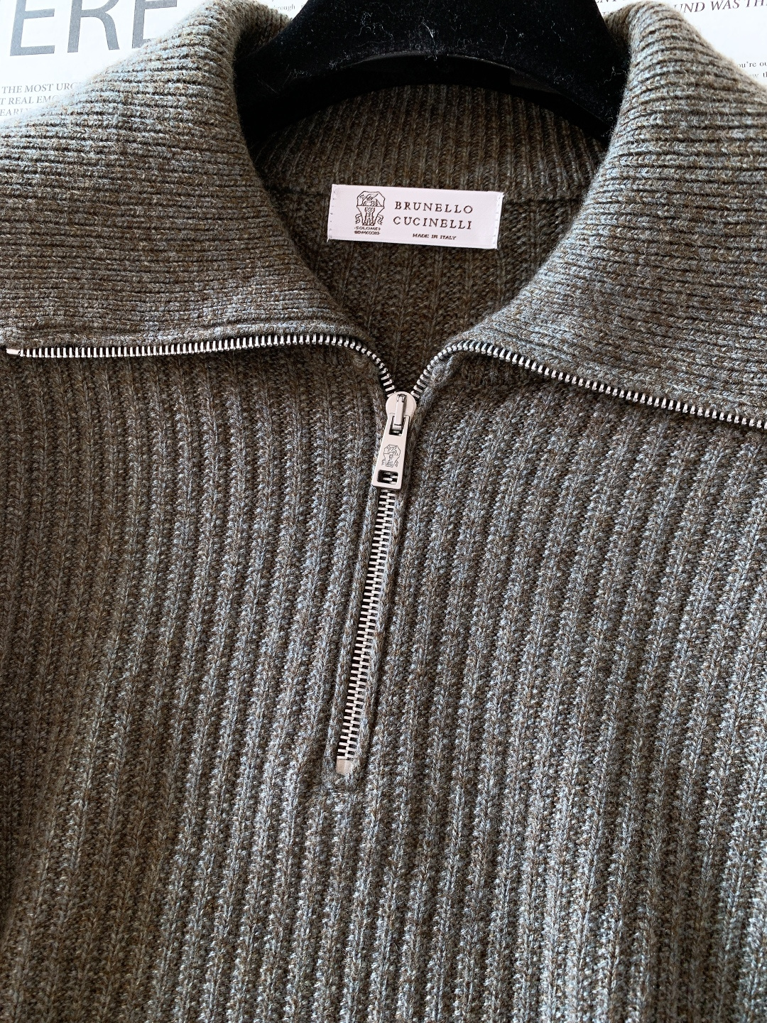 Brunello Cucinelli 布鲁奈罗.库奇内利 2025FW秋冬新品半拉链针织衫。采用BC标志