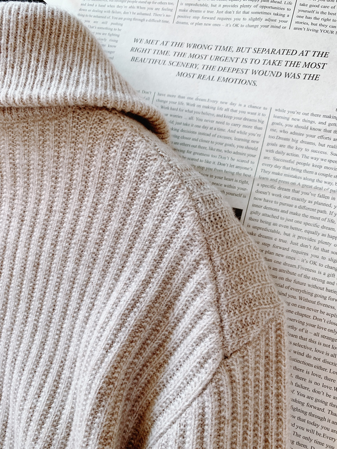 Brunello Cucinelli 布鲁奈罗.库奇内利 2025FW秋冬新品半拉链针织衫。采用BC标志