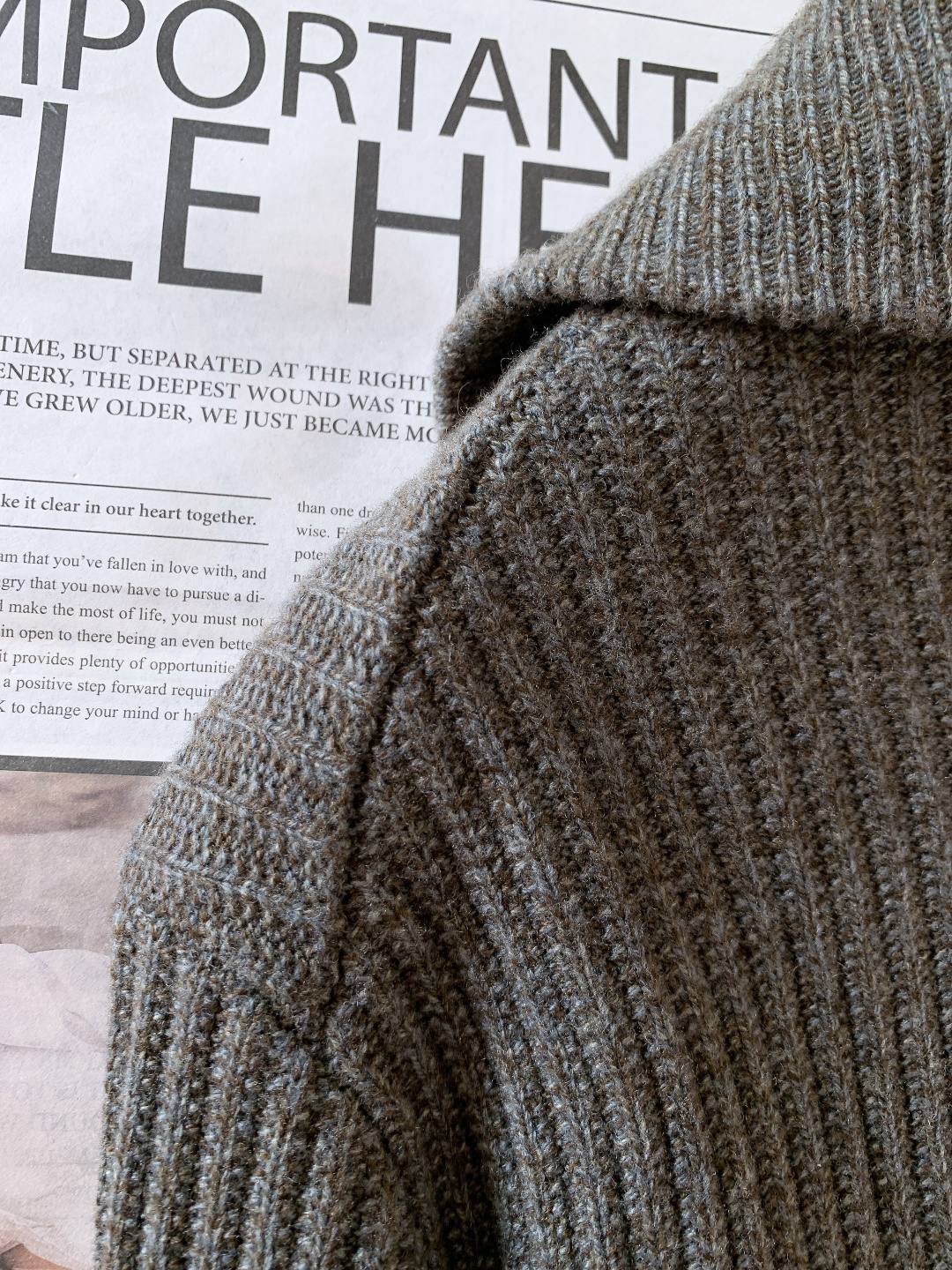 Brunello Cucinelli 布鲁奈罗.库奇内利 2025FW秋冬新品半拉链针织衫。采用BC标志