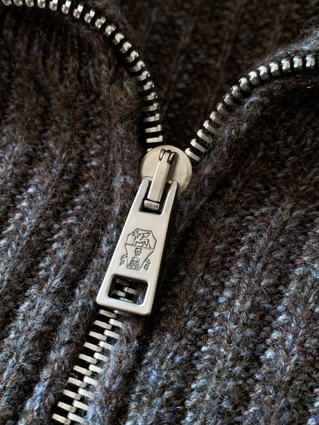 Brunello Cucinelli 布鲁奈罗.库奇内利 2025FW秋冬新品半拉链针织衫。采用BC标志