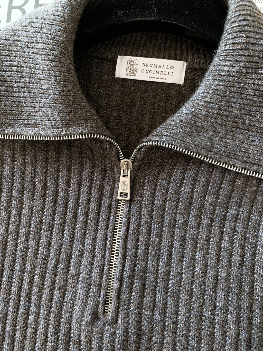 Brunello Cucinelli 布鲁奈罗.库奇内利 2025FW秋冬新品半拉链针织衫。采用BC标志