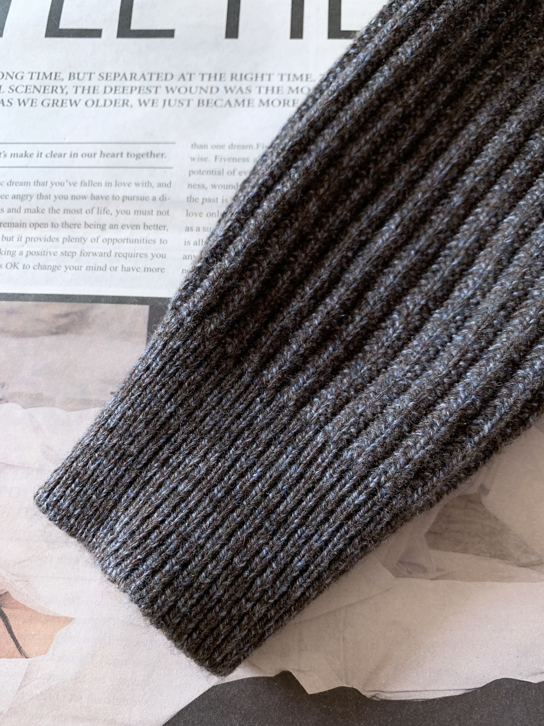 Brunello Cucinelli 布鲁奈罗.库奇内利 2025FW秋冬新品半拉链针织衫。采用BC标志