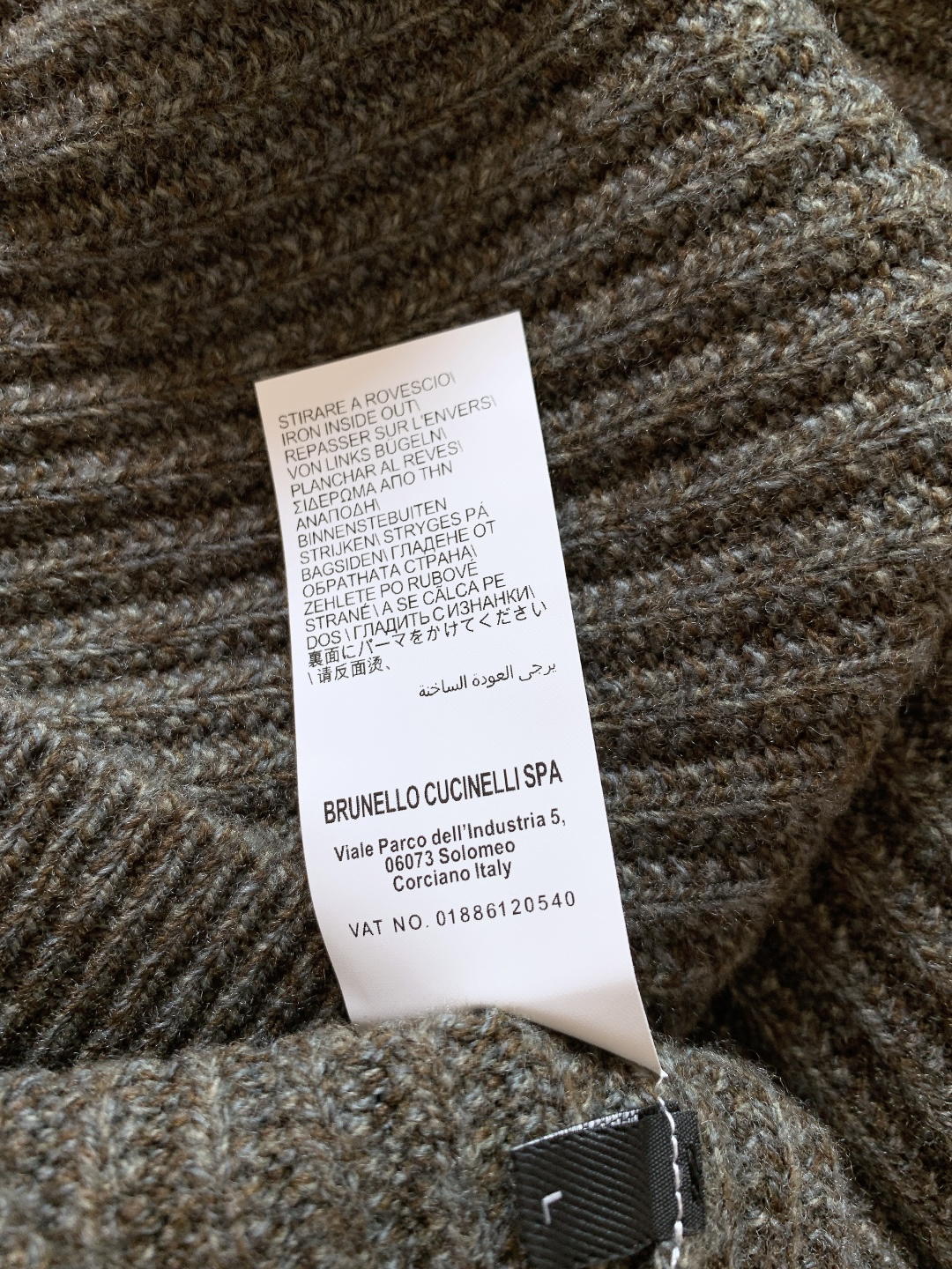 Brunello Cucinelli 布鲁奈罗.库奇内利 2025FW秋冬新品半拉链针织衫。采用BC标志