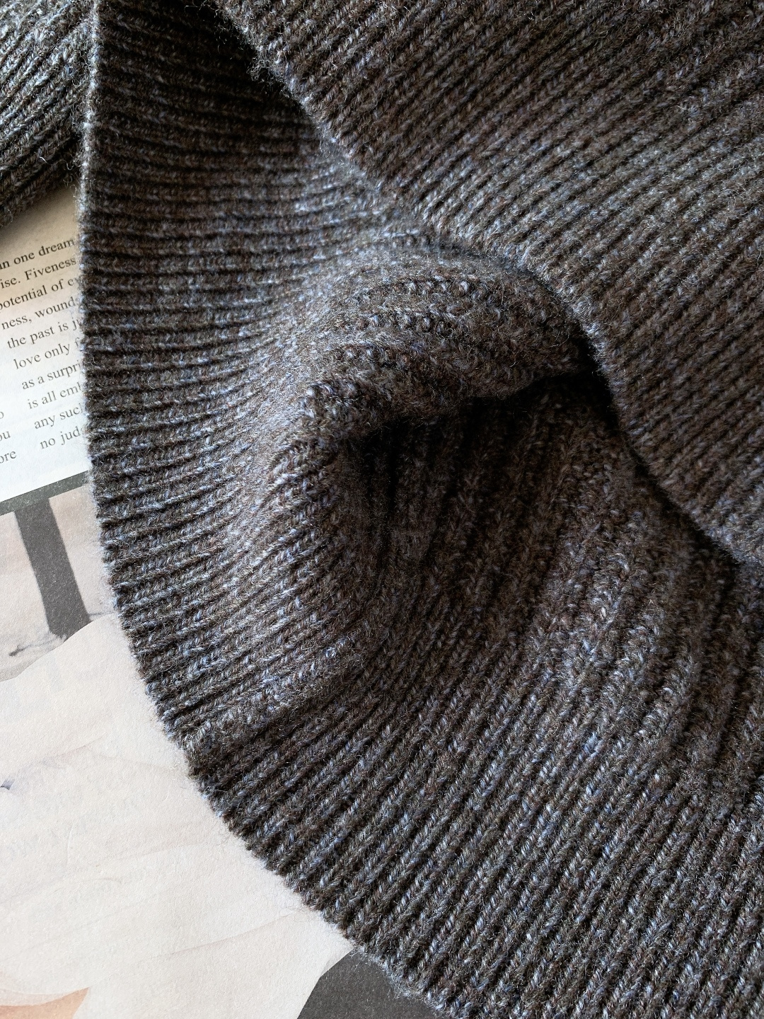 Brunello Cucinelli 布鲁奈罗.库奇内利 2025FW秋冬新品半拉链针织衫。采用BC标志