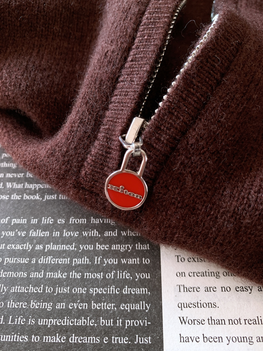 Kiton 奇顿 2025FW秋冬新品 半拉链针织·意式精工的温柔张力当纯正肌理织进意大利工坊，半拉链立