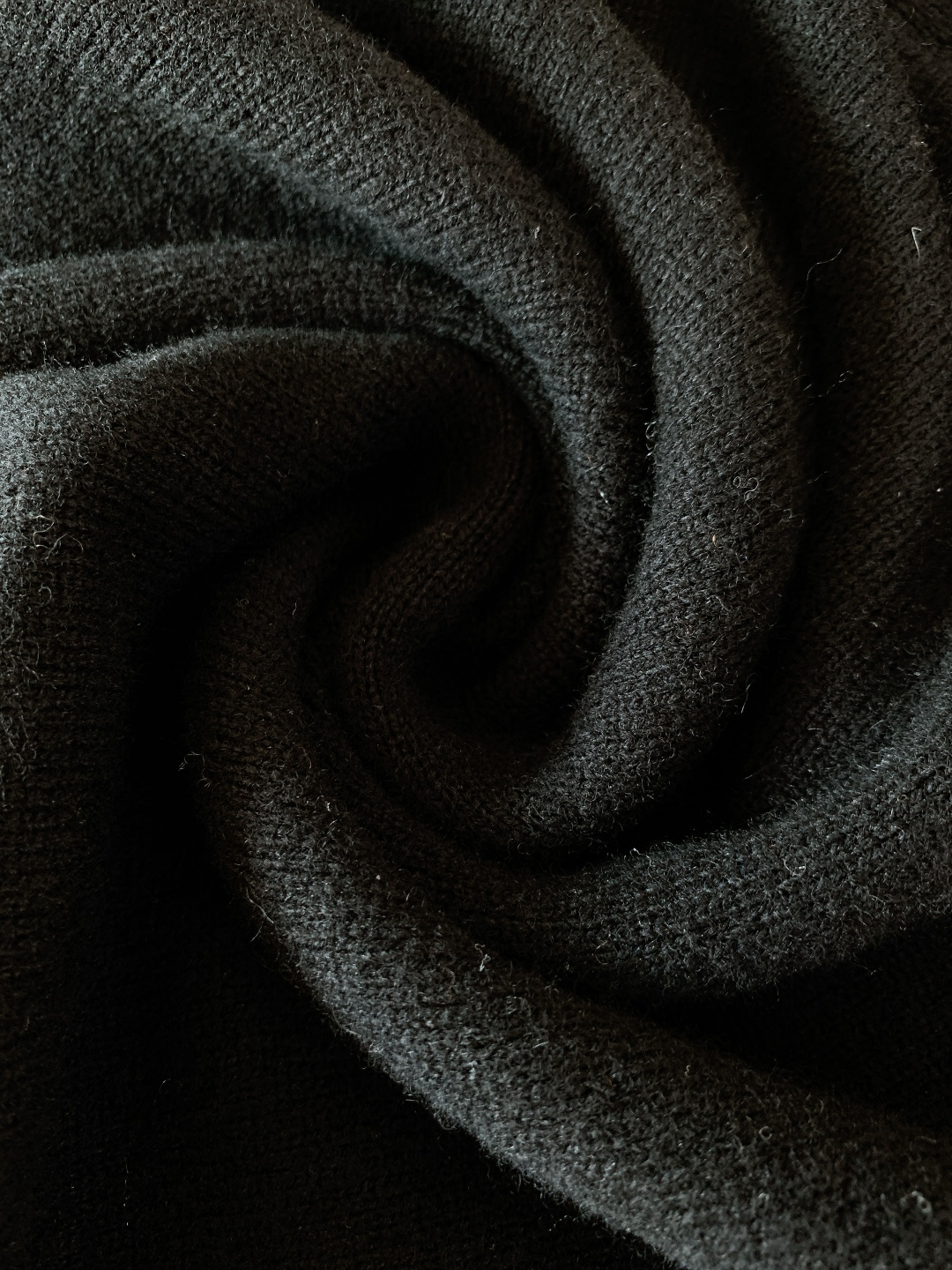 Kiton 奇顿 2025FW秋冬新品 半拉链针织·意式精工的温柔张力当纯正肌理织进意大利工坊，半拉链立