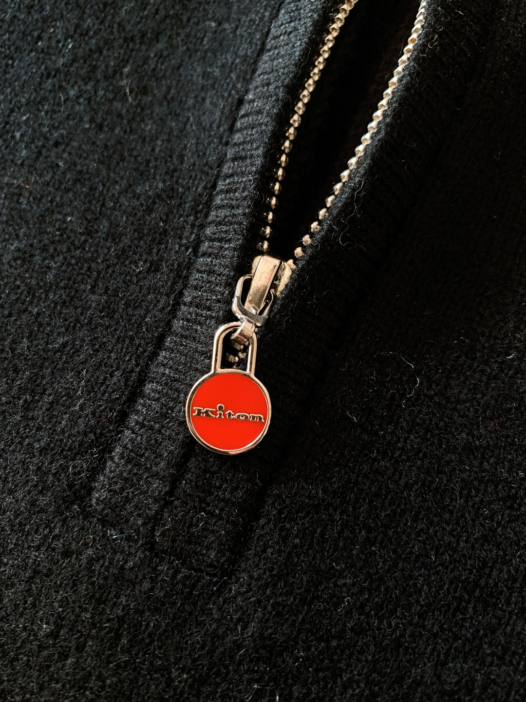 Kiton 奇顿 2025FW秋冬新品 半拉链针织·意式精工的温柔张力当纯正肌理织进意大利工坊，半拉链立