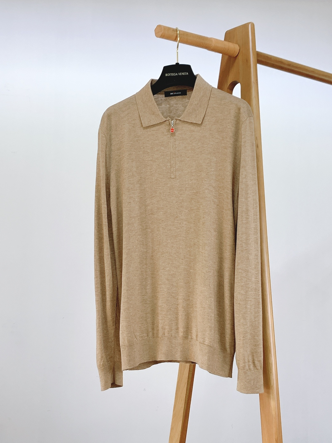 Kiton 奇顿 2025FW秋冬新品 半拉链针织Polo打底衫。甄选精细羊毛针织面料，质地轻盈软糯，贴