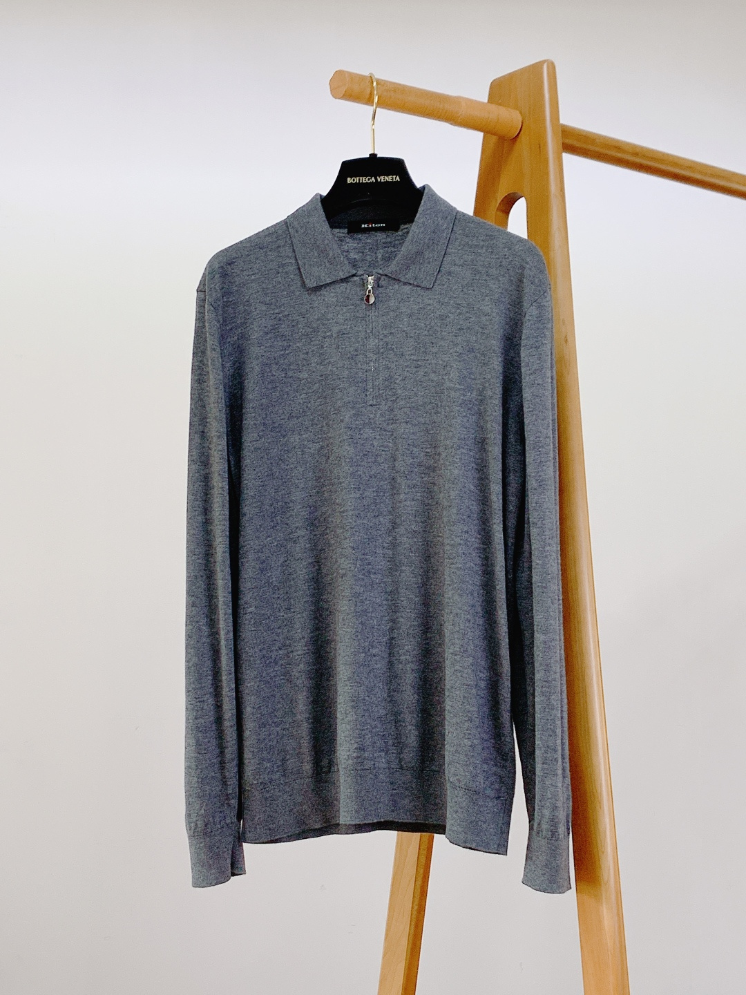 Kiton 奇顿 2025FW秋冬新品 半拉链针织Polo打底衫。甄选精细羊毛针织面料，质地轻盈软糯，贴