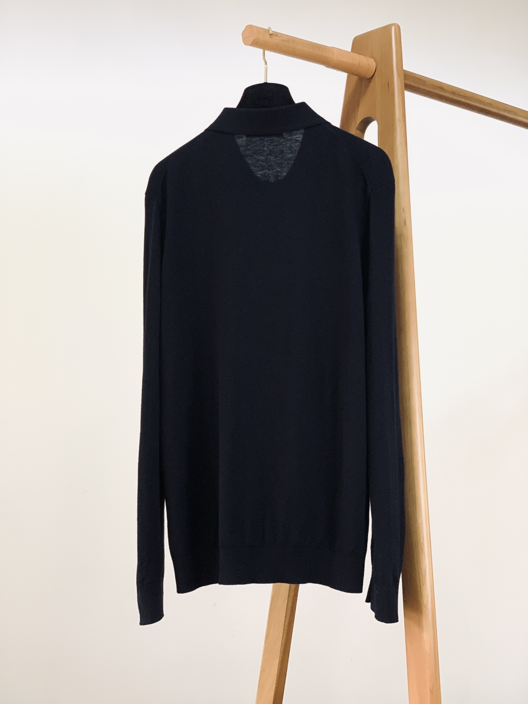 Kiton 奇顿 2025FW秋冬新品 半拉链针织Polo打底衫。甄选精细羊毛针织面料，质地轻盈软糯，贴