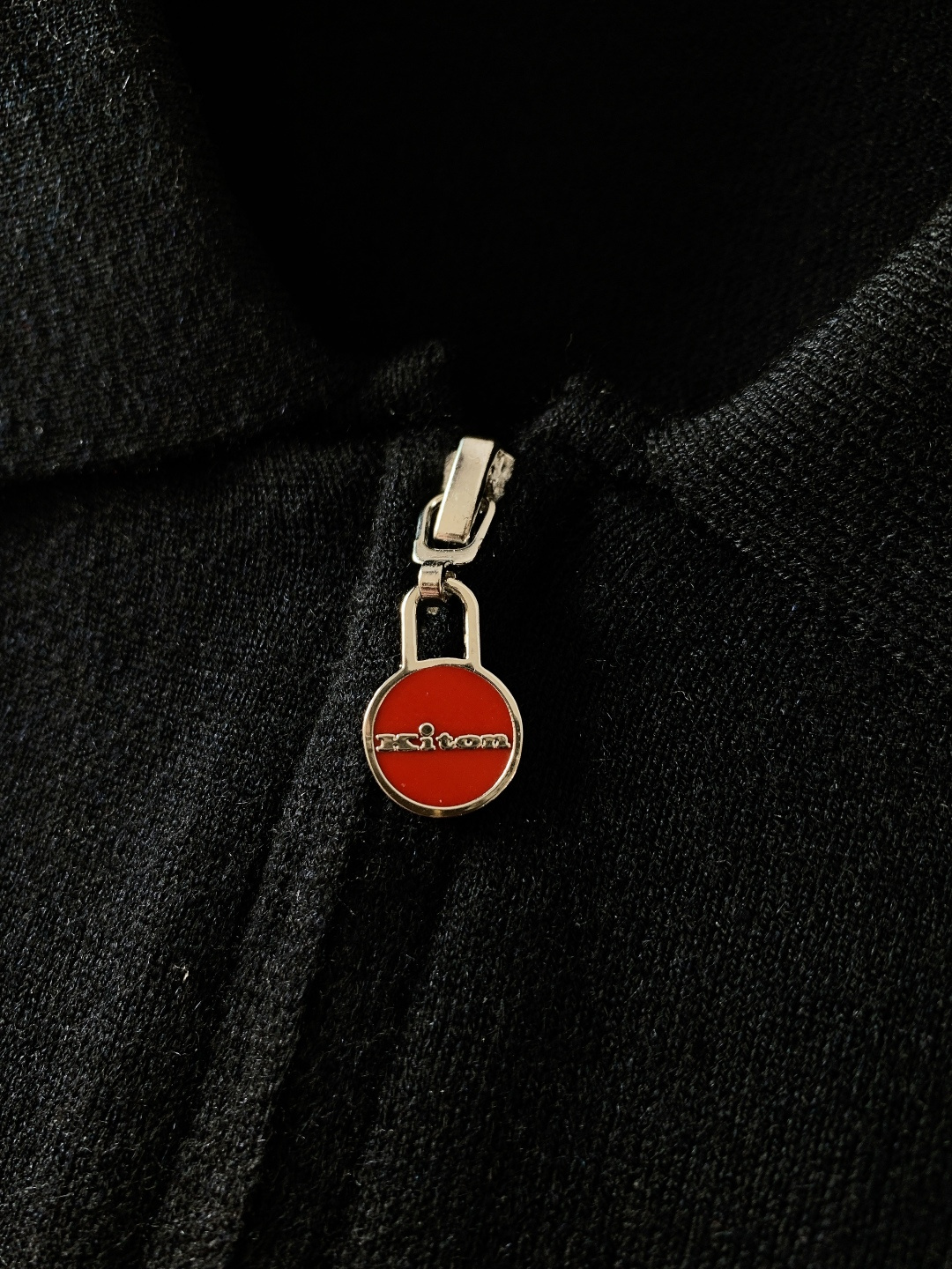 Kiton 奇顿 2025FW秋冬新品 半拉链针织Polo打底衫。甄选精细羊毛针织面料，质地轻盈软糯，贴