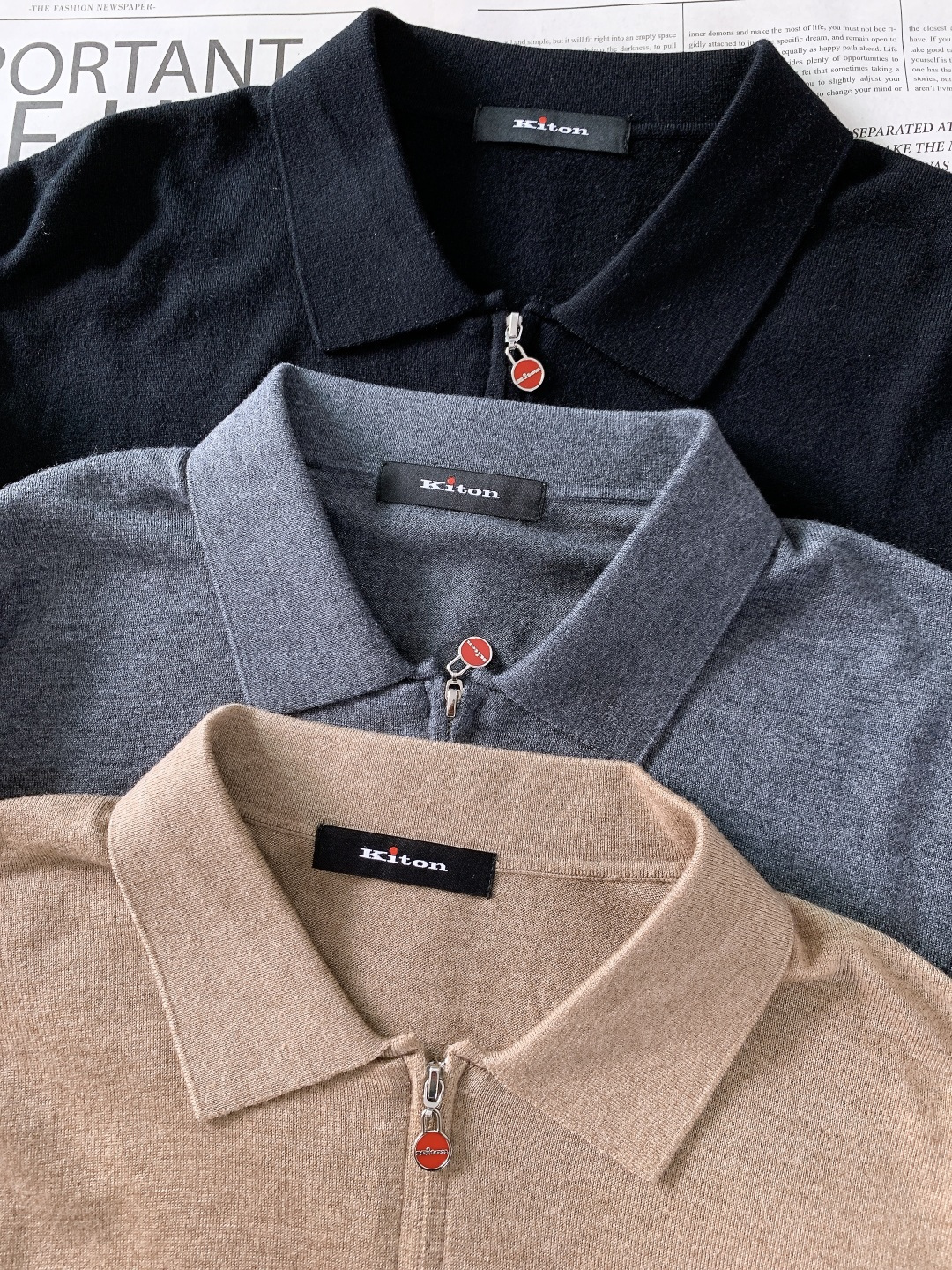 Kiton 奇顿 2025FW秋冬新品 半拉链针织Polo打底衫。甄选精细羊毛针织面料，质地轻盈软糯，贴