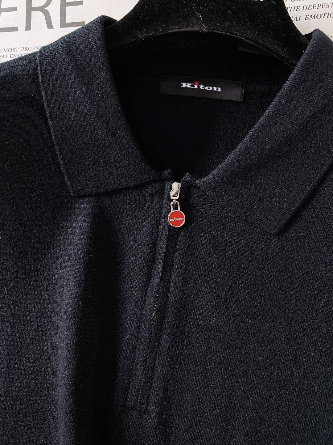 Kiton 奇顿 2025FW秋冬新品 半拉链针织Polo打底衫。甄选精细羊毛针织面料，质地轻盈软糯，贴