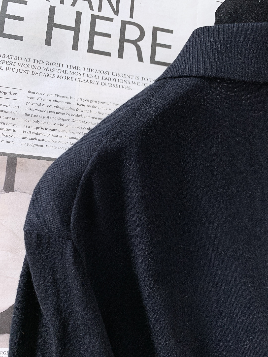 Kiton 奇顿 2025FW秋冬新品 半拉链针织Polo打底衫。甄选精细羊毛针织面料，质地轻盈软糯，贴