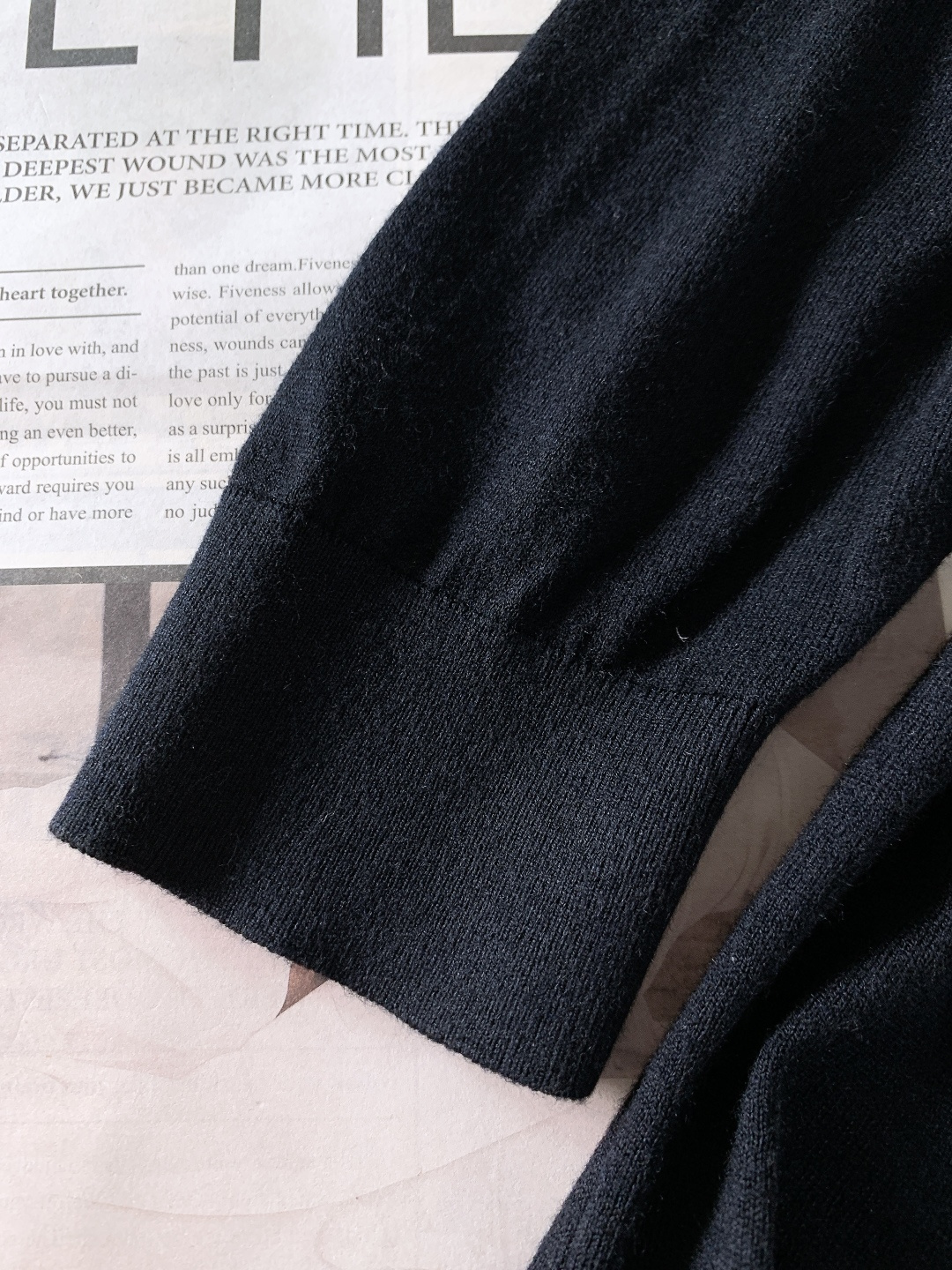 Kiton 奇顿 2025FW秋冬新品 半拉链针织Polo打底衫。甄选精细羊毛针织面料，质地轻盈软糯，贴