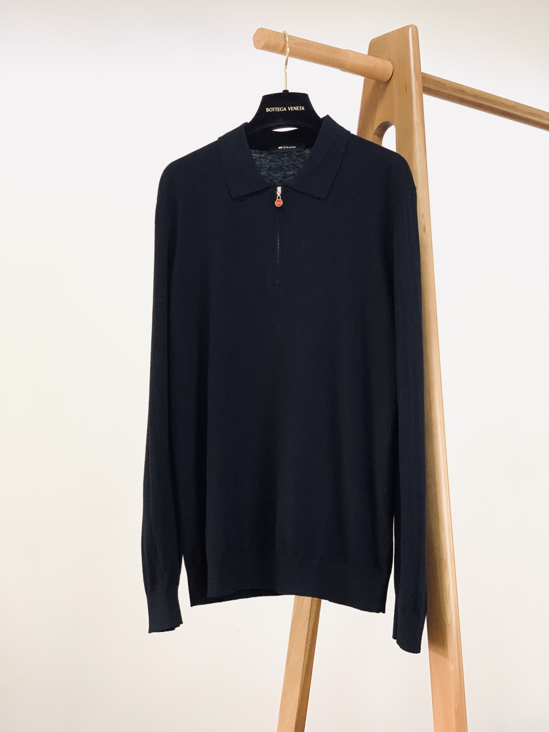 Kiton 奇顿 2025FW秋冬新品 半拉链针织Polo打底衫。甄选精细羊毛针织面料，质地轻盈软糯，贴