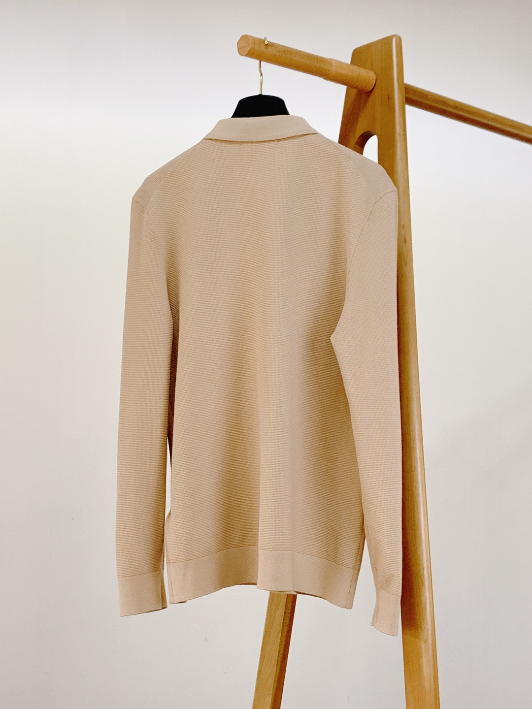 Kiton 奇顿 2025FW秋冬新品 针织Polo打底衫。采用专属的精细针织面料，华夫格纹理立体细腻，