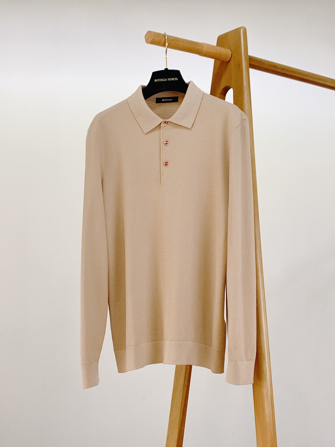 Kiton 奇顿 2025FW秋冬新品 针织Polo打底衫。采用专属的精细针织面料，华夫格纹理立体细腻，