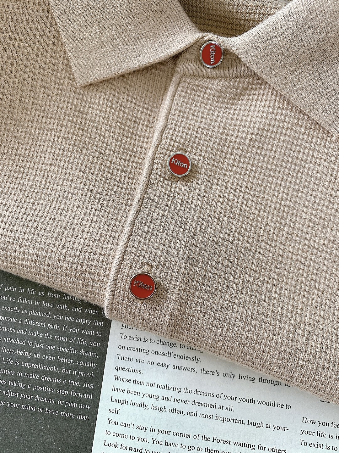 Kiton 奇顿 2025FW秋冬新品 针织Polo打底衫。采用专属的精细针织面料，华夫格纹理立体细腻，