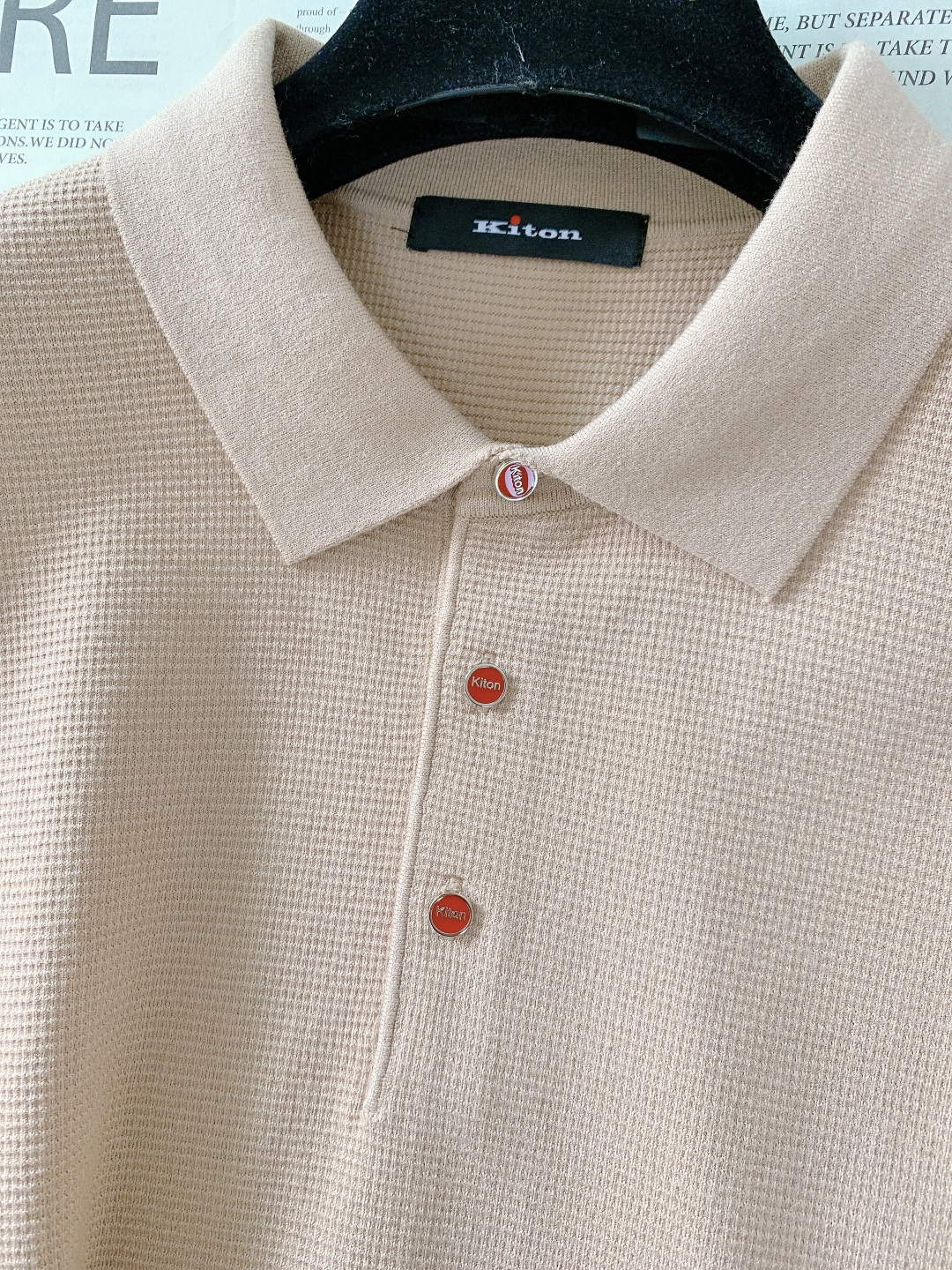 Kiton 奇顿 2025FW秋冬新品 针织Polo打底衫。采用专属的精细针织面料，华夫格纹理立体细腻，