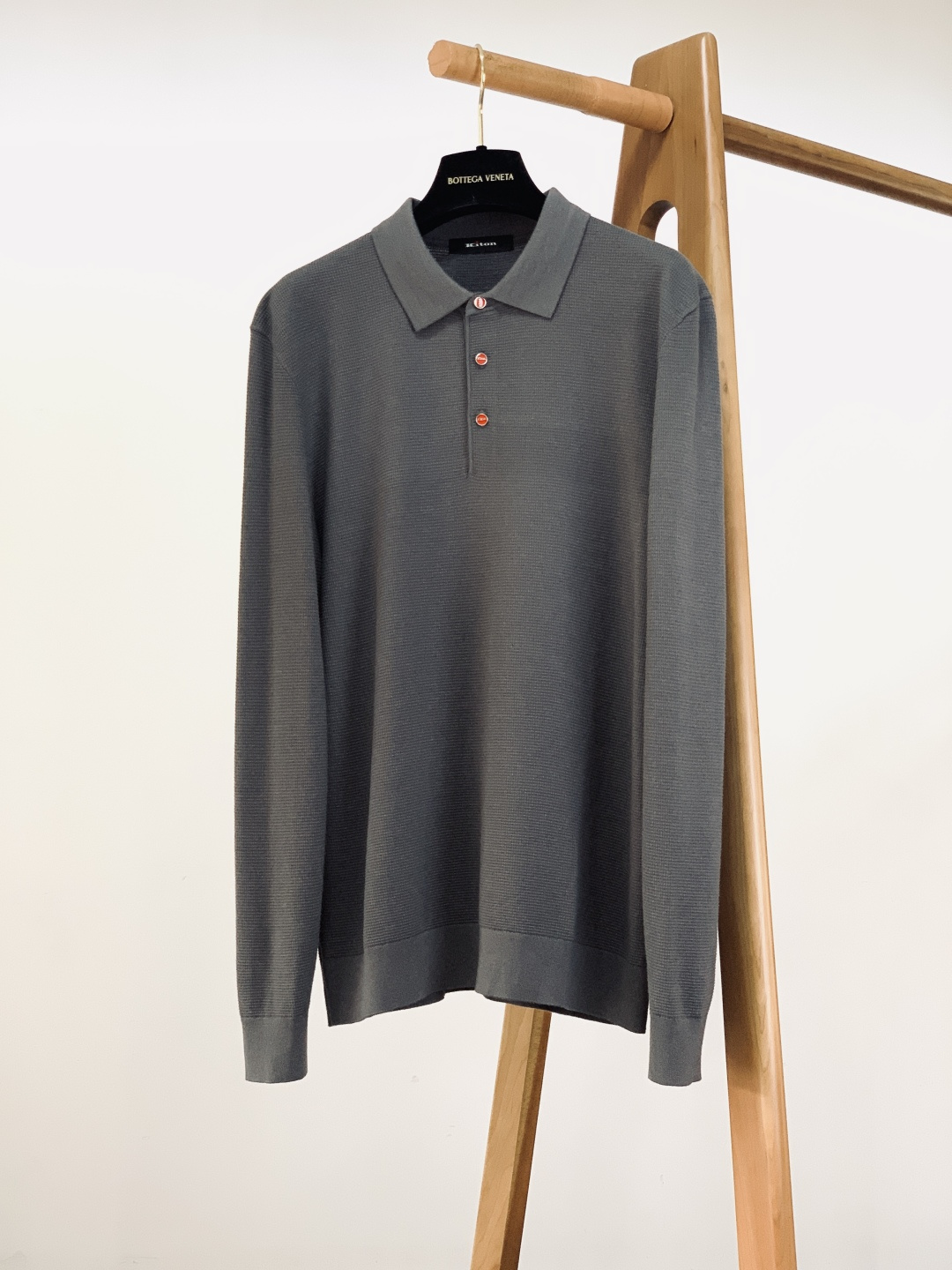 Kiton 奇顿 2025FW秋冬新品 针织Polo打底衫。采用专属的精细针织面料，华夫格纹理立体细腻，