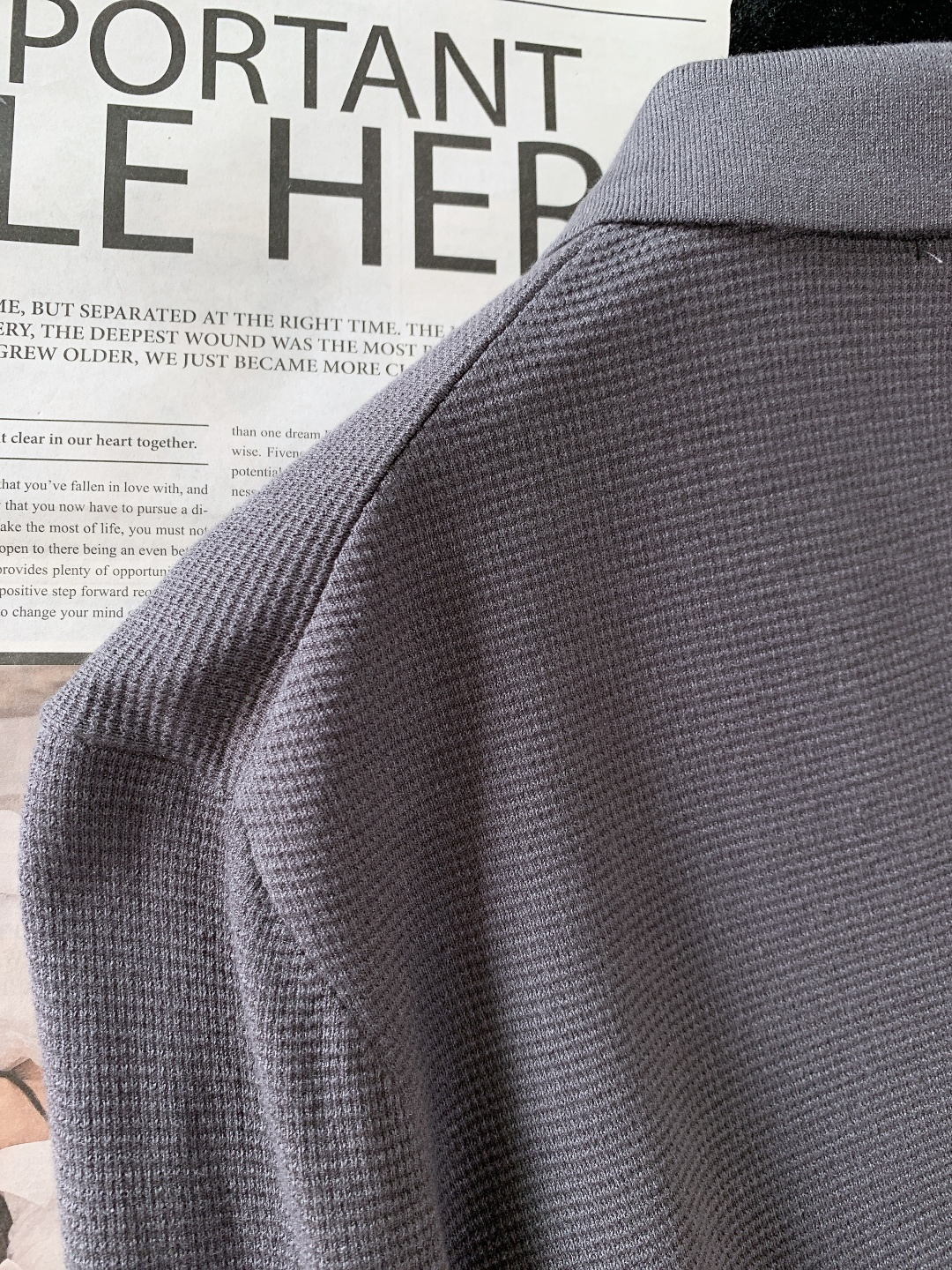 Kiton 奇顿 2025FW秋冬新品 针织Polo打底衫。采用专属的精细针织面料，华夫格纹理立体细腻，