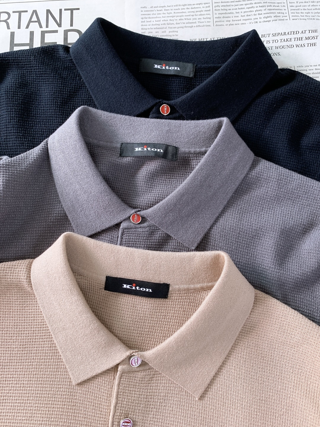 Kiton 奇顿 2025FW秋冬新品 针织Polo打底衫。采用专属的精细针织面料，华夫格纹理立体细腻，
