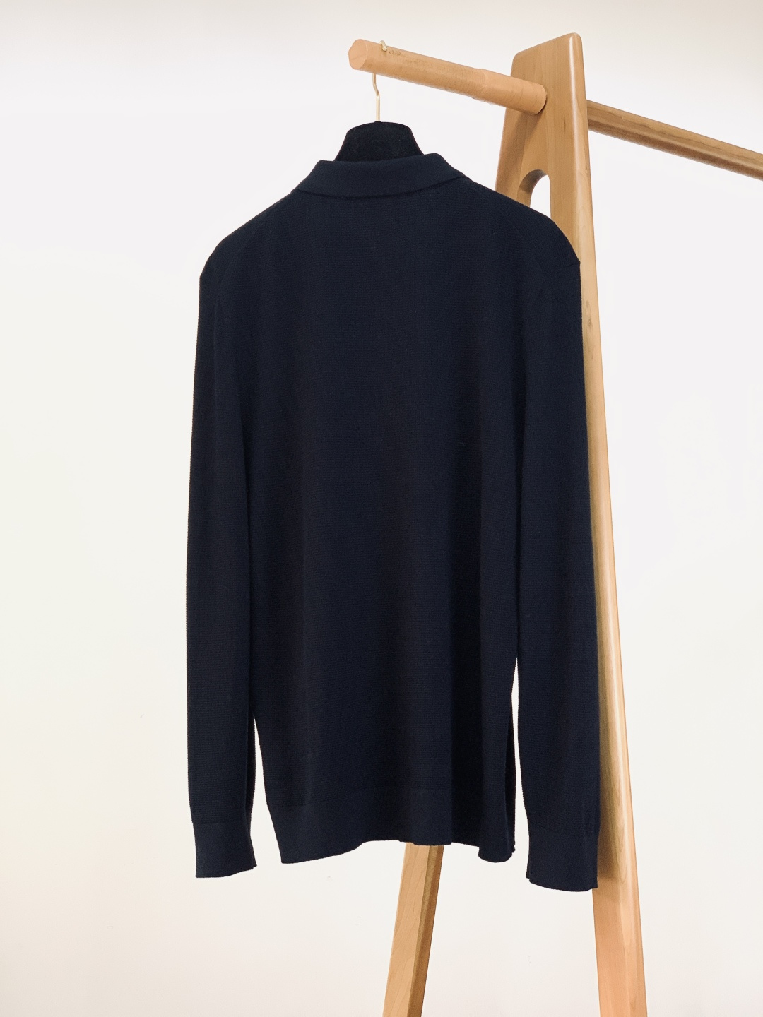 Kiton 奇顿 2025FW秋冬新品 针织Polo打底衫。采用专属的精细针织面料，华夫格纹理立体细腻，