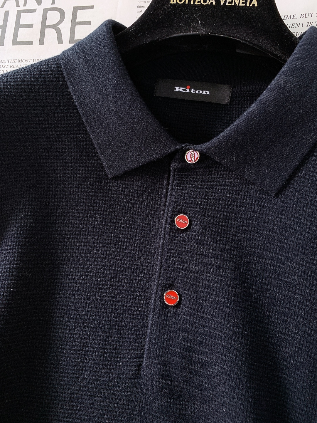 Kiton 奇顿 2025FW秋冬新品 针织Polo打底衫。采用专属的精细针织面料，华夫格纹理立体细腻，