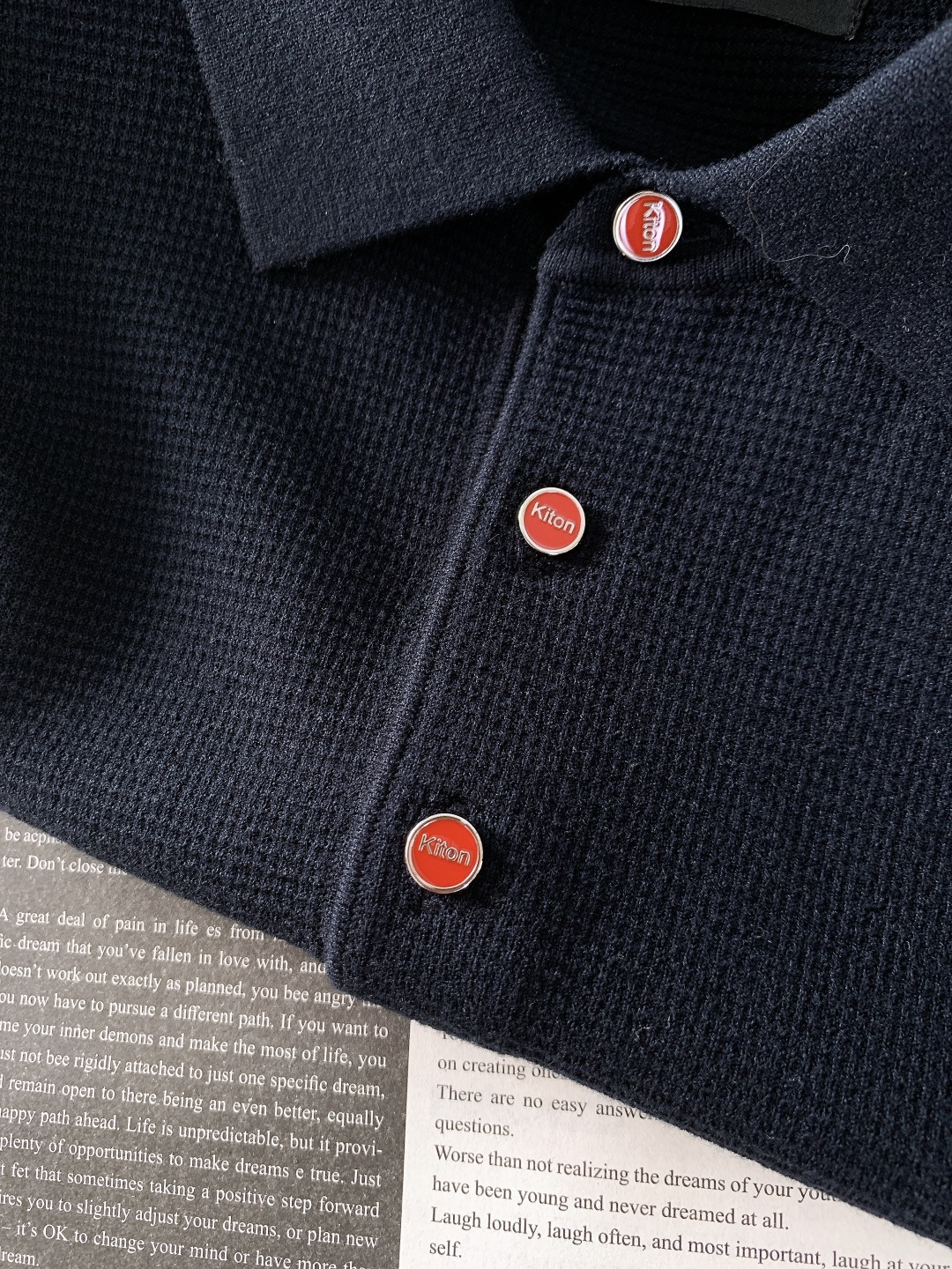 Kiton 奇顿 2025FW秋冬新品 针织Polo打底衫。采用专属的精细针织面料，华夫格纹理立体细腻，