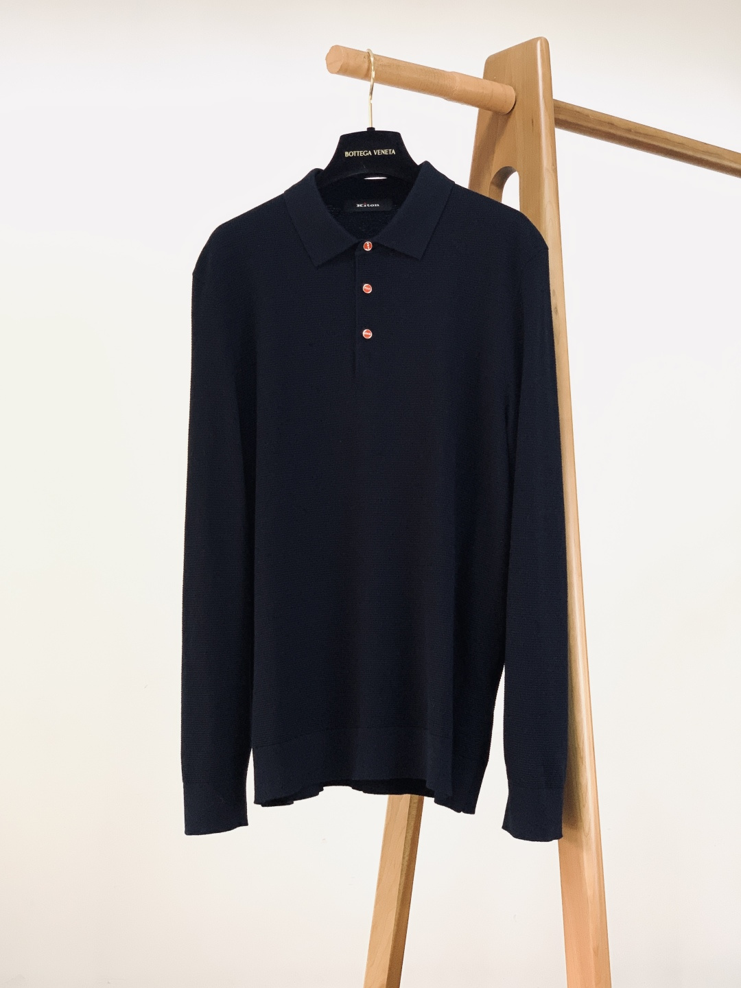 Kiton 奇顿 2025FW秋冬新品 针织Polo打底衫。采用专属的精细针织面料，华夫格纹理立体细腻，