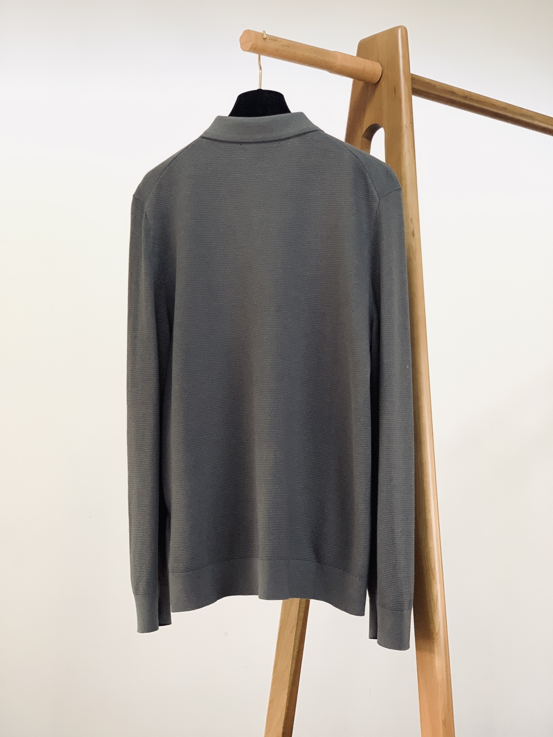 Kiton 奇顿 2025FW秋冬新品 针织Polo打底衫。采用专属的精细针织面料，华夫格纹理立体细腻，