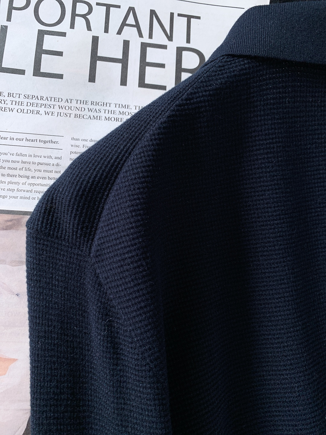 Kiton 奇顿 2025FW秋冬新品 针织Polo打底衫。采用专属的精细针织面料，华夫格纹理立体细腻，