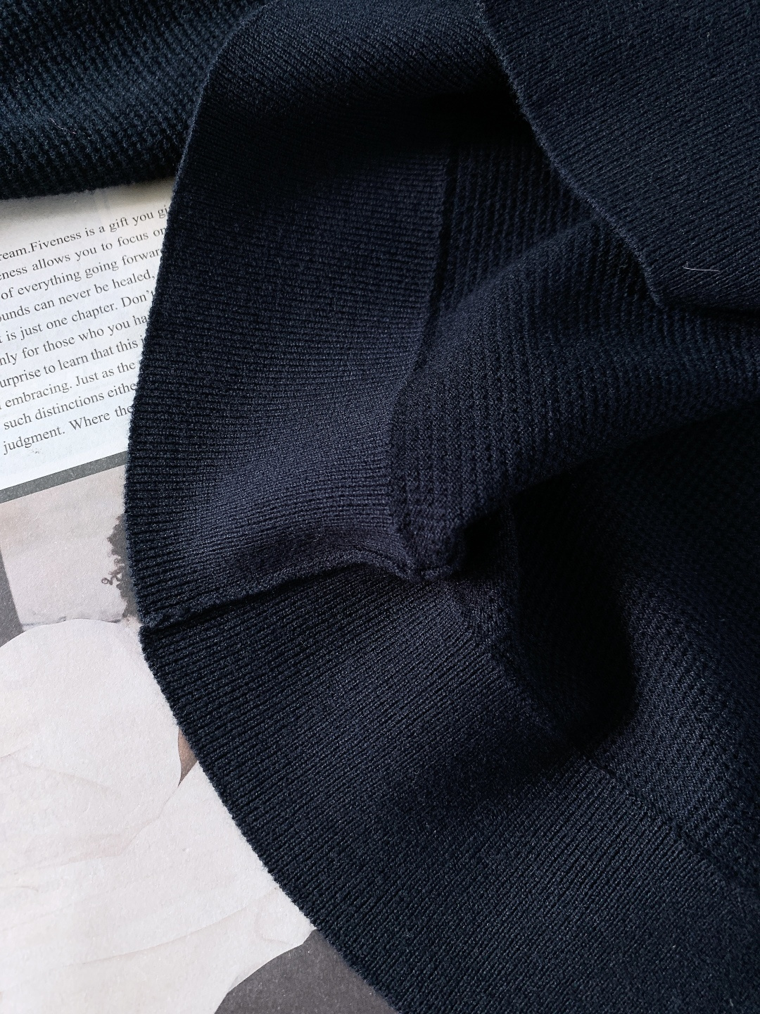 Kiton 奇顿 2025FW秋冬新品 针织Polo打底衫。采用专属的精细针织面料，华夫格纹理立体细腻，