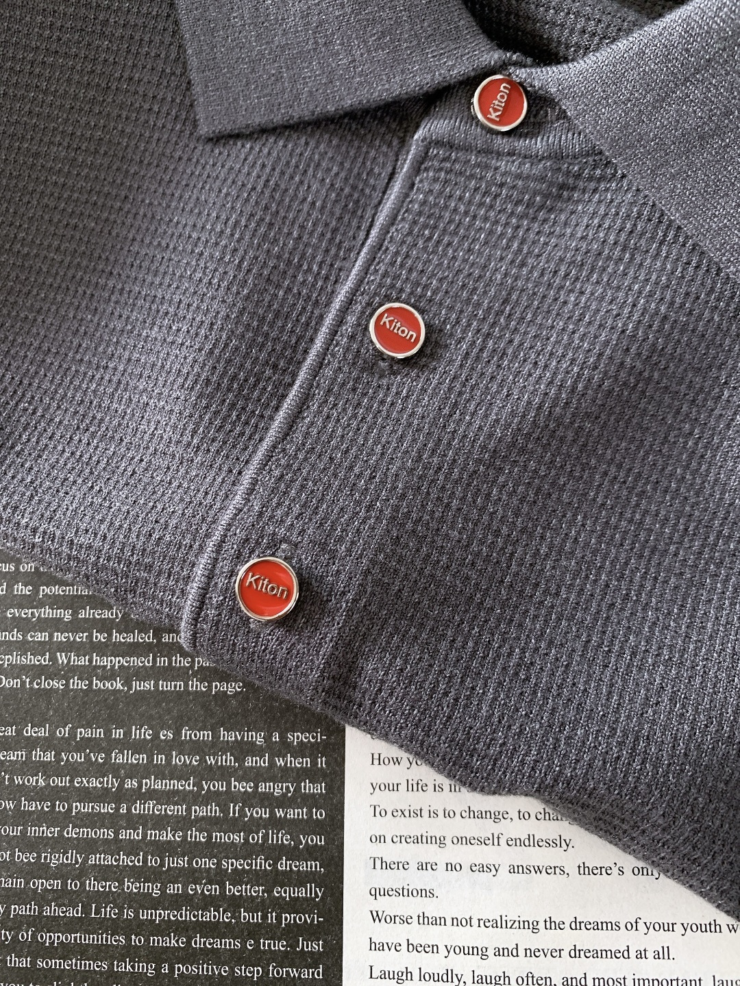 Kiton 奇顿 2025FW秋冬新品 针织Polo打底衫。采用专属的精细针织面料，华夫格纹理立体细腻，