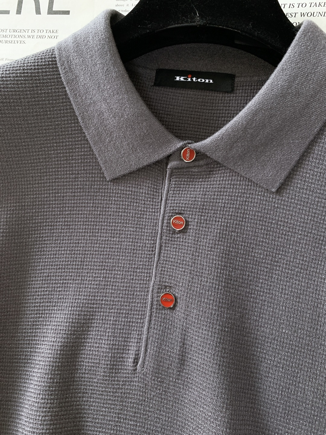 Kiton 奇顿 2025FW秋冬新品 针织Polo打底衫。采用专属的精细针织面料，华夫格纹理立体细腻，