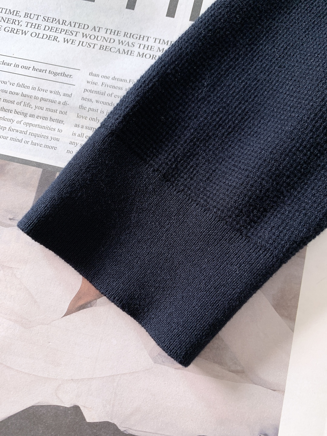 Kiton 奇顿 2025FW秋冬新品 针织Polo打底衫。采用专属的精细针织面料，华夫格纹理立体细腻，