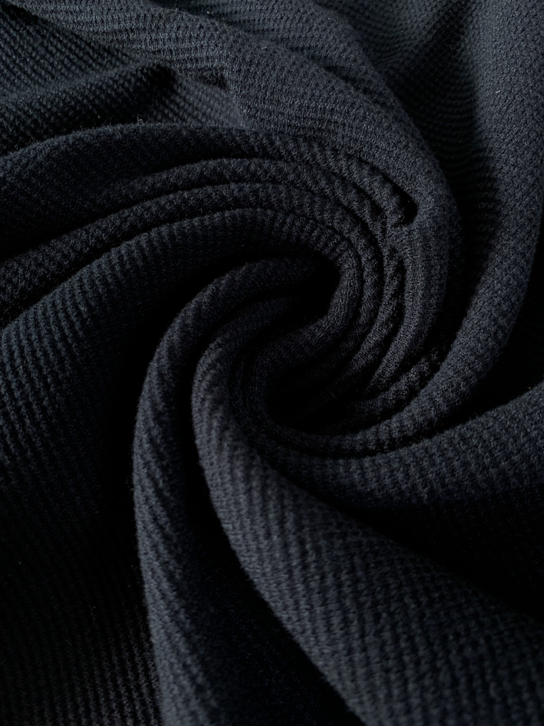 Kiton 奇顿 2025FW秋冬新品 针织Polo打底衫。采用专属的精细针织面料，华夫格纹理立体细腻，