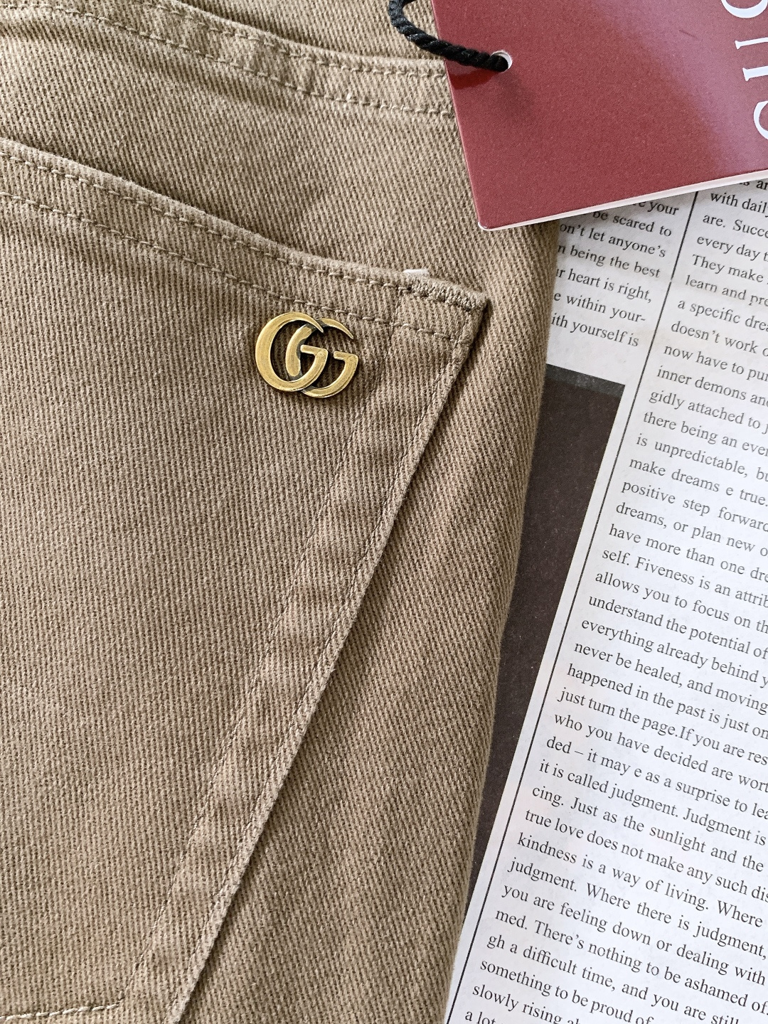 Gucci 古驰 2025FW秋冬新品高级时装感，重工洗水牛仔裤。面料很特殊，超细精仿棉纱混纺，超柔舒适