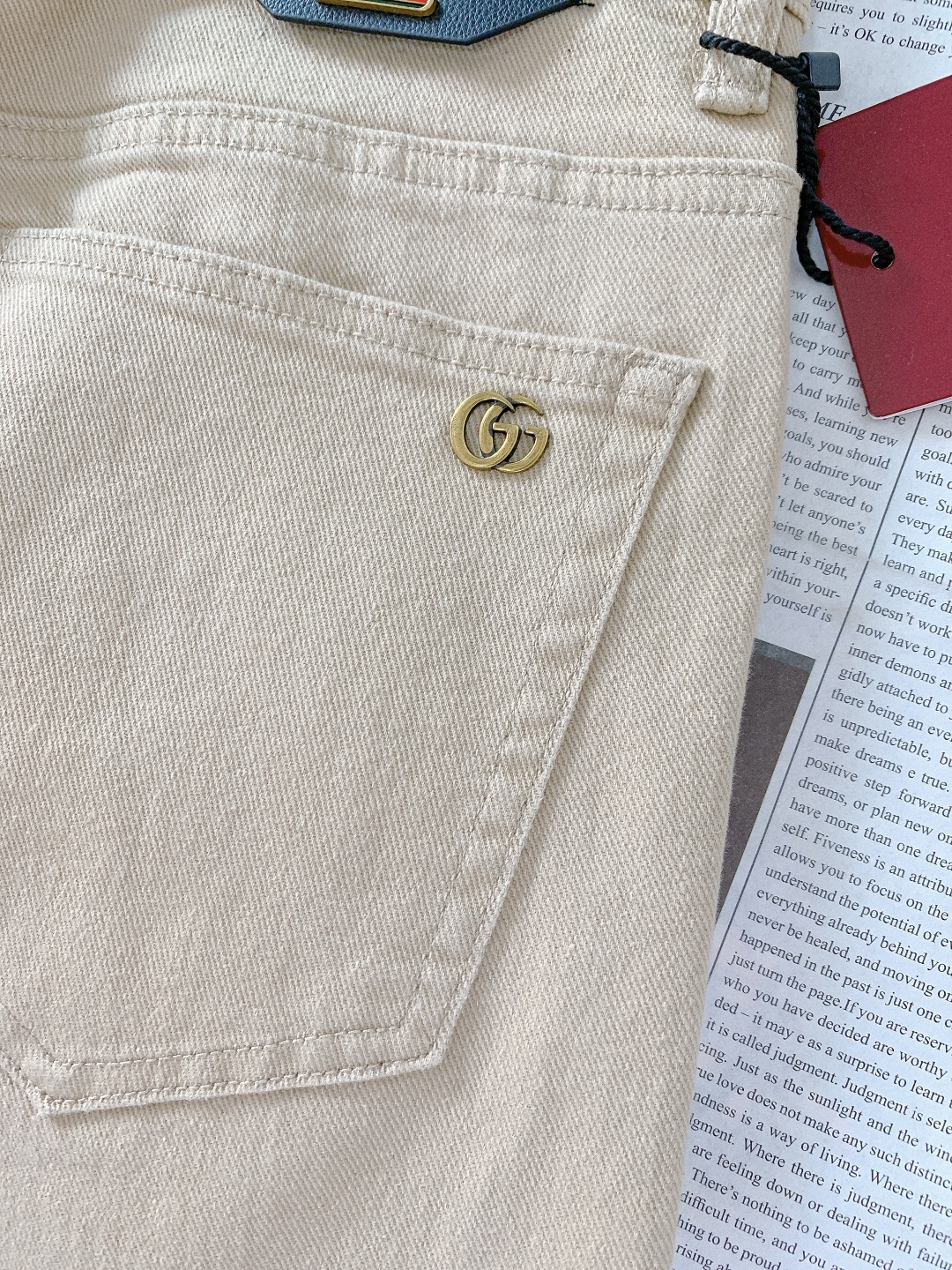 Gucci 古驰 2025FW秋冬新品高级时装感，重工洗水牛仔裤。面料很特殊，超细精仿棉纱混纺，超柔舒适