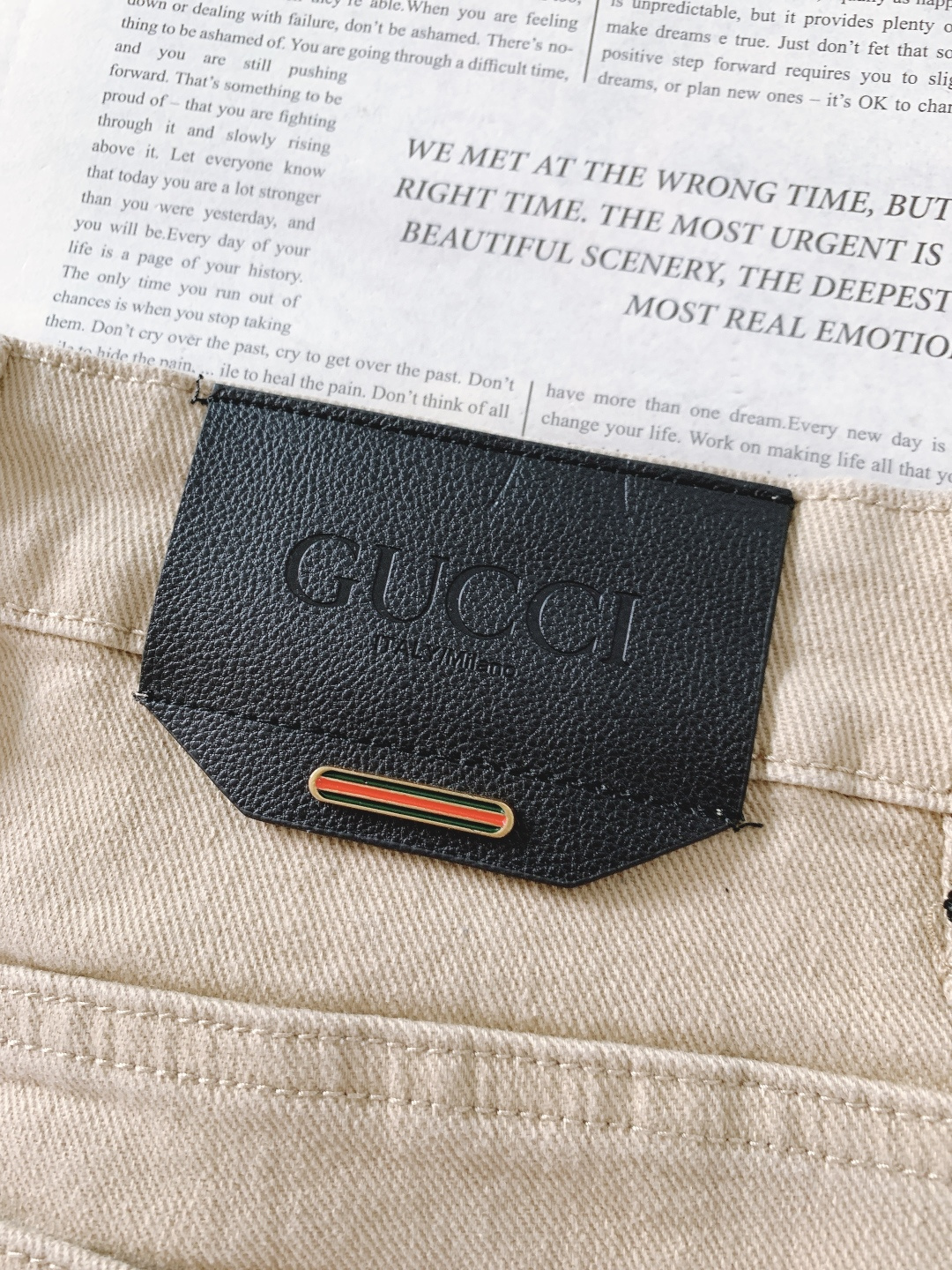 Gucci 古驰 2025FW秋冬新品高级时装感，重工洗水牛仔裤。面料很特殊，超细精仿棉纱混纺，超柔舒适