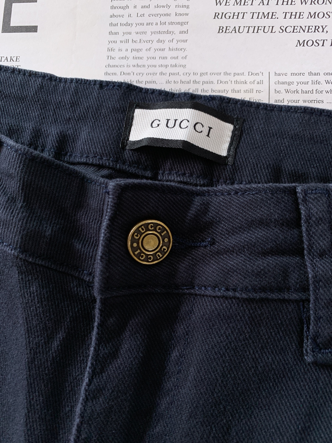 Gucci 古驰 2025FW秋冬新品高级时装感，重工洗水牛仔裤。面料很特殊，超细精仿棉纱混纺，超柔舒适