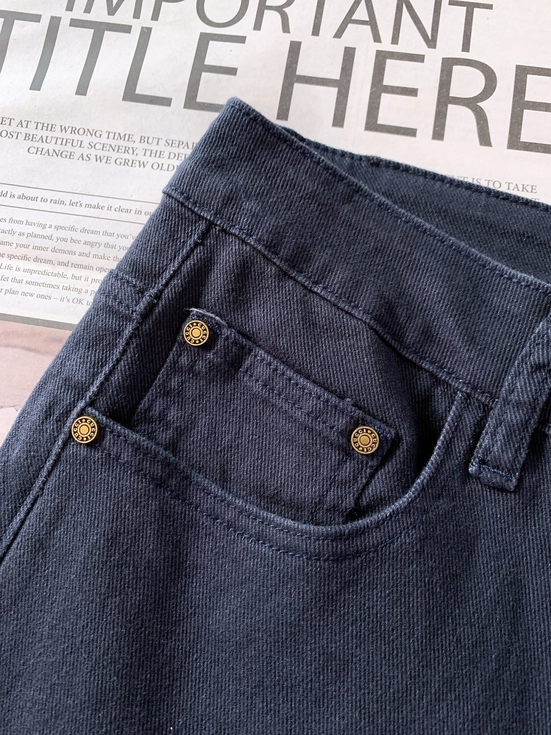 Gucci 古驰 2025FW秋冬新品高级时装感，重工洗水牛仔裤。面料很特殊，超细精仿棉纱混纺，超柔舒适