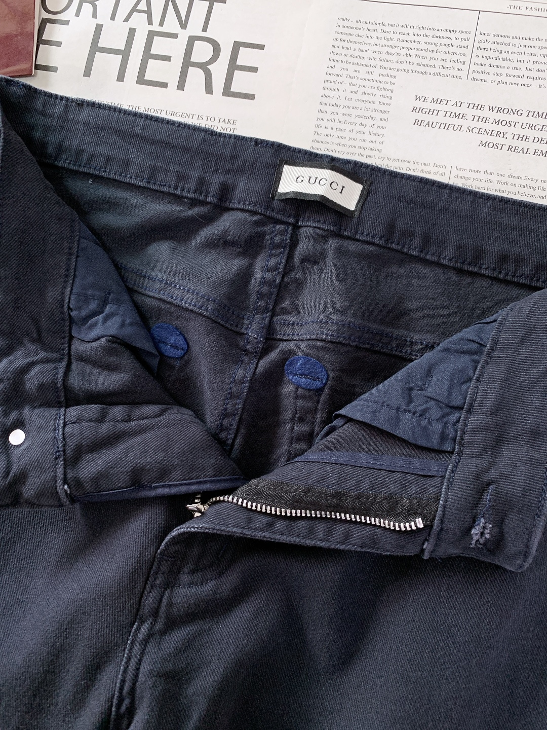 Gucci 古驰 2025FW秋冬新品高级时装感，重工洗水牛仔裤。面料很特殊，超细精仿棉纱混纺，超柔舒适
