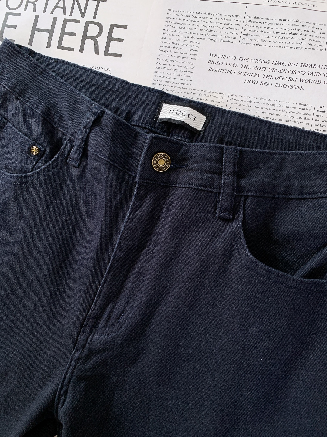 Gucci 古驰 2025FW秋冬新品高级时装感，重工洗水牛仔裤。面料很特殊，超细精仿棉纱混纺，超柔舒适