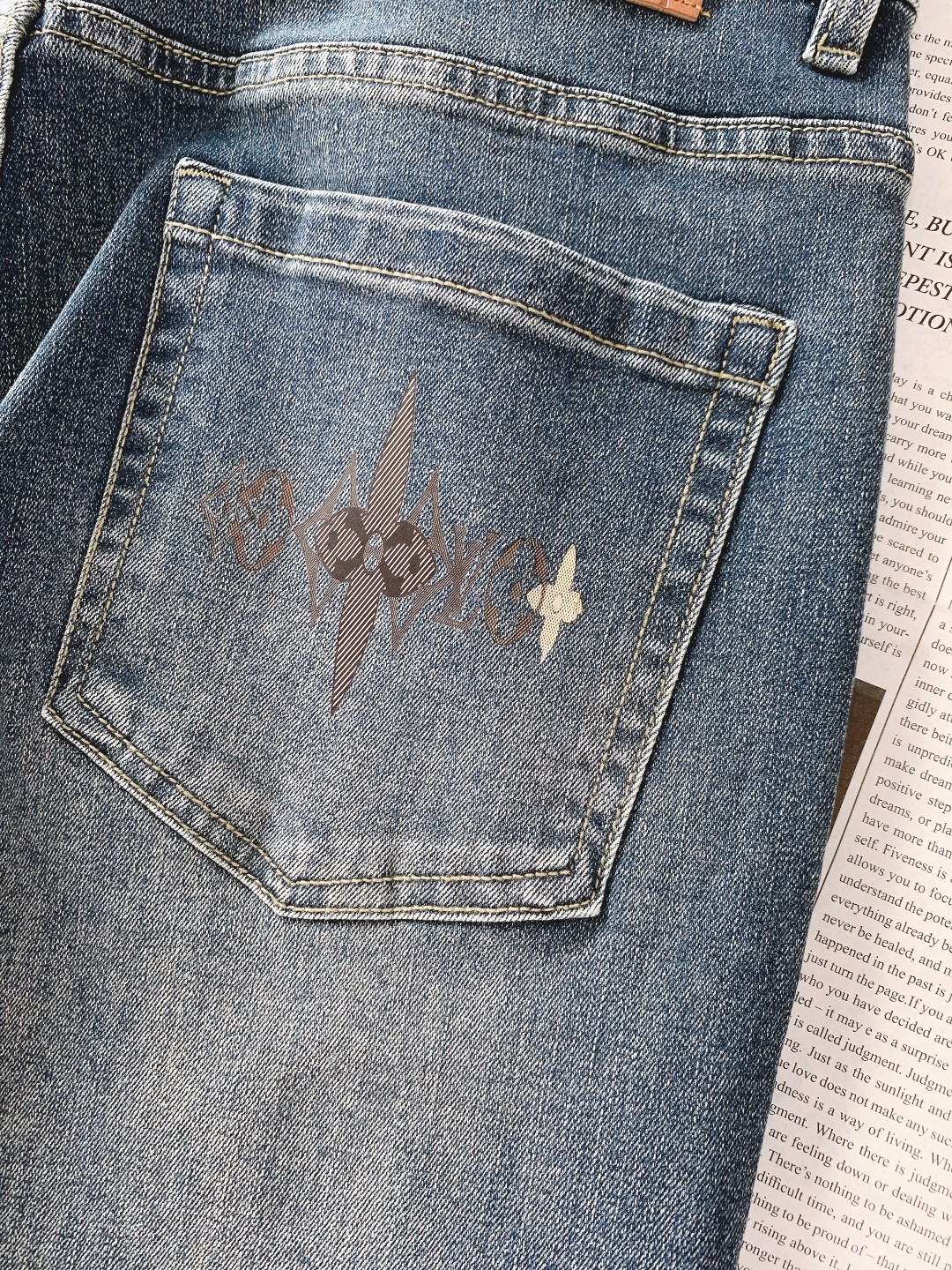 LouisVuitton 路易威登 驴家王炸款牛仔裤👖独爱这一条，提花弹力直筒牛仔裤…… 重工洗水工艺…