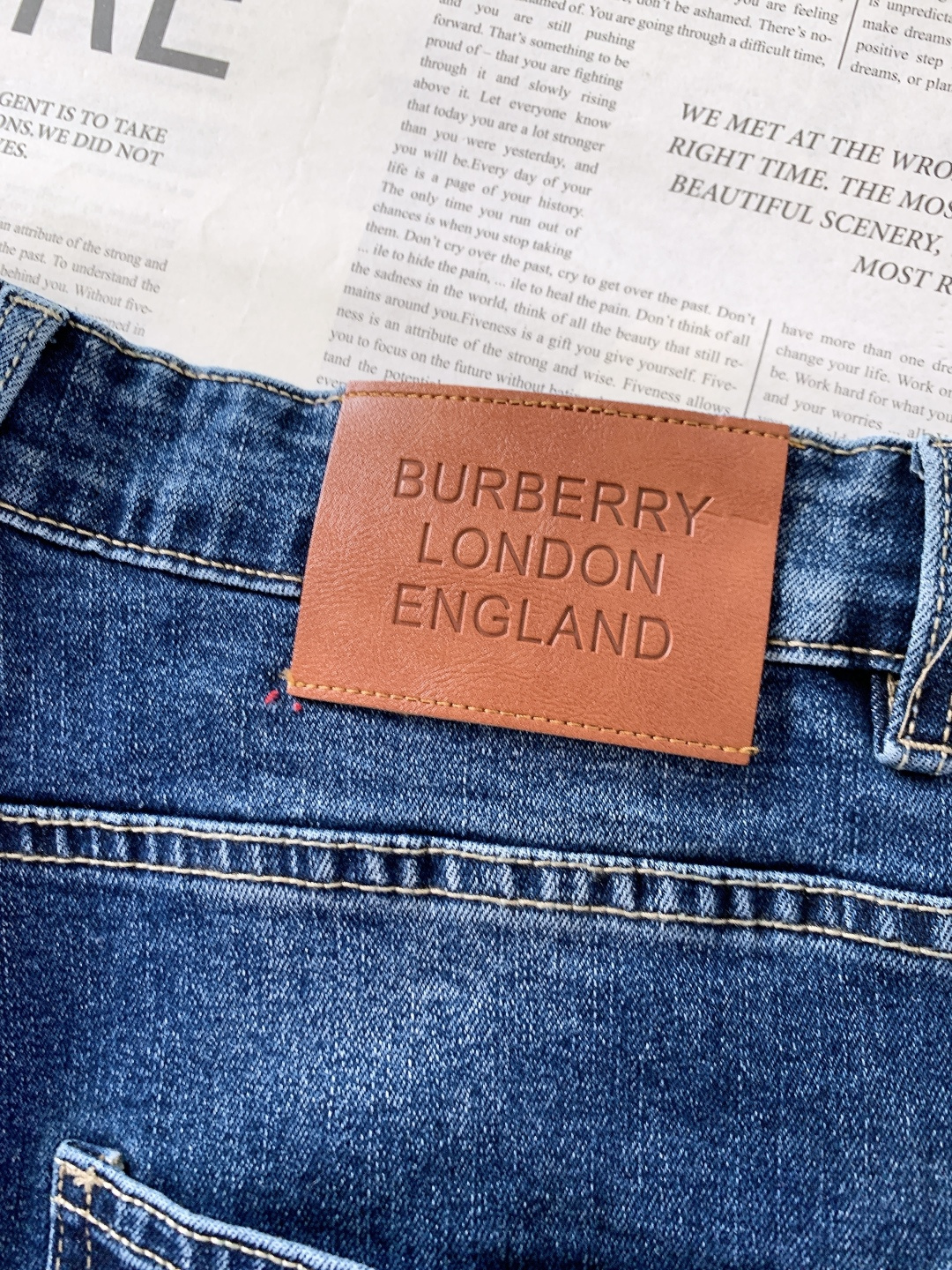 Burberry 巴宝莉 2025FW秋冬新品高级时装感，重工洗水牛仔裤。面料很特殊，超细精仿棉纱混纺，