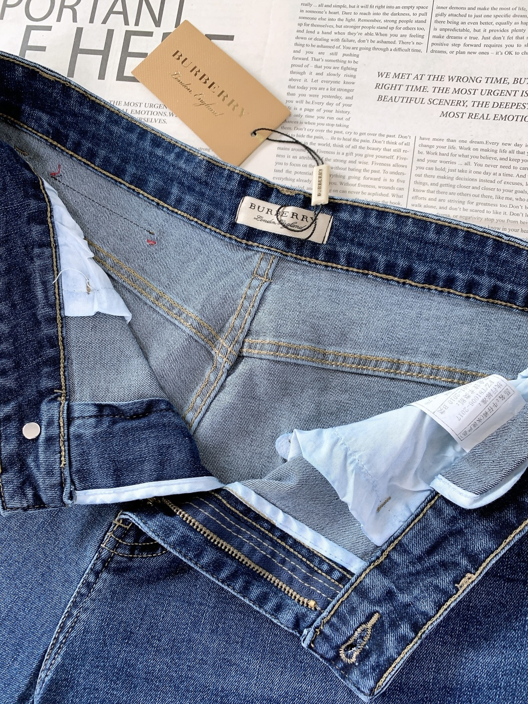 Burberry 巴宝莉 2025FW秋冬新品高级时装感，重工洗水牛仔裤。面料很特殊，超细精仿棉纱混纺，