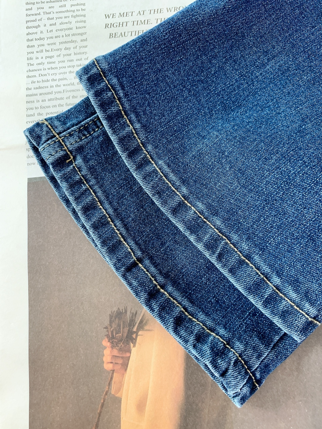 Burberry 巴宝莉 2025FW秋冬新品高级时装感，重工洗水牛仔裤。面料很特殊，超细精仿棉纱混纺，