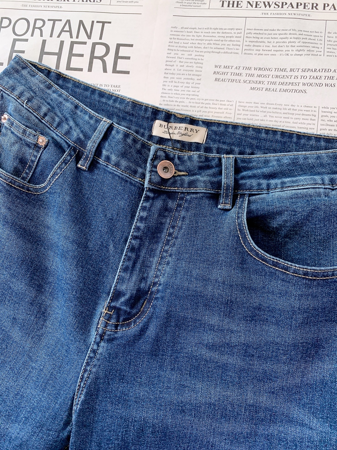 Burberry 巴宝莉 2025FW秋冬新品高级时装感，重工洗水牛仔裤。面料很特殊，超细精仿棉纱混纺，